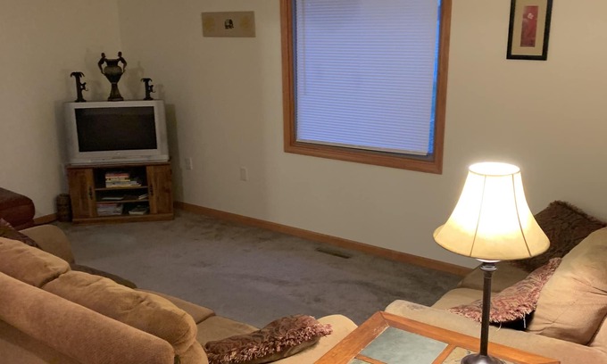 Cherokee Maison | Entire Home for Your Stay: 3bdrm, 2 Full Baths, Wifi, Full Kitchen, Washer/Dryer