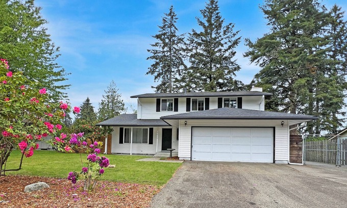East Port Orchard Maison | Entire home in Port Orchard, Washington with Game Room, Fire Pit and RV Parking