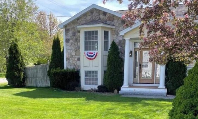 Southern Coast Maison | Entire Home In Saco Maine + GYM 3.5mil to Old Orchard Beach. Coastal Retreat!