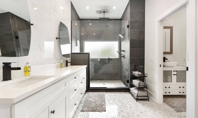 South Side Flats Maison | Entire Home Lux Master Terraces 4 Car