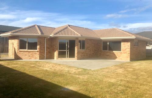 Upper Hutt Maison | Entire House!3Bedroom,2 Bathroom, Fully FencedYard