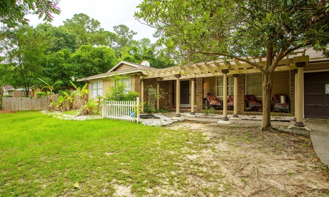 Valdosta Maison | Entire house, indoor pool, pool table, hot tub, gym , ping pong, grills