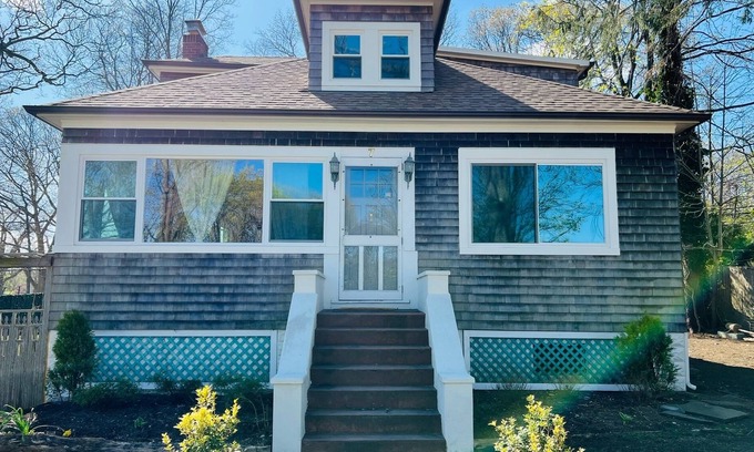 Ronkonkoma Maison | Entire House on Lake Ronkonkoma