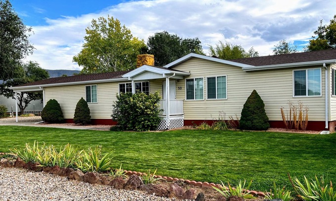 Enoch Maison | ★Entire House♥Pickle-ball★BBQ★WiFi/Arcade/Games★Basketball★Volleyball★Fire Pit