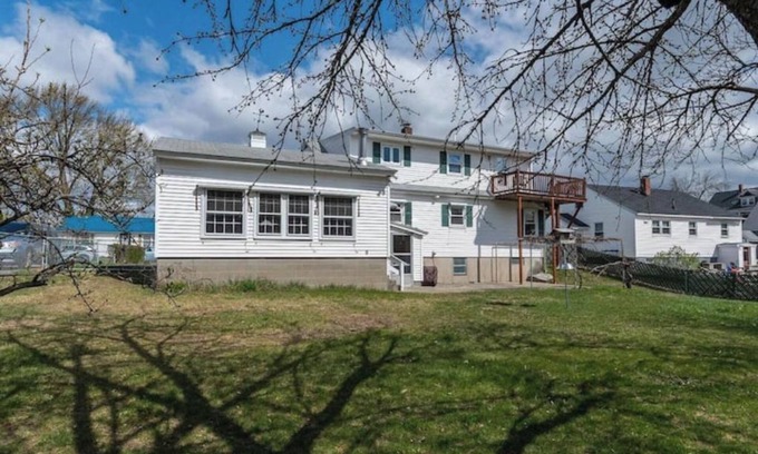 Nashua Maison | Entire House, Sleep 11, Garage, Fully Fenced Backyard