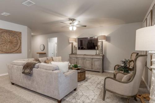 Lubbock Maison | Entire House~ Spacious~ Prime Location~ Backyard