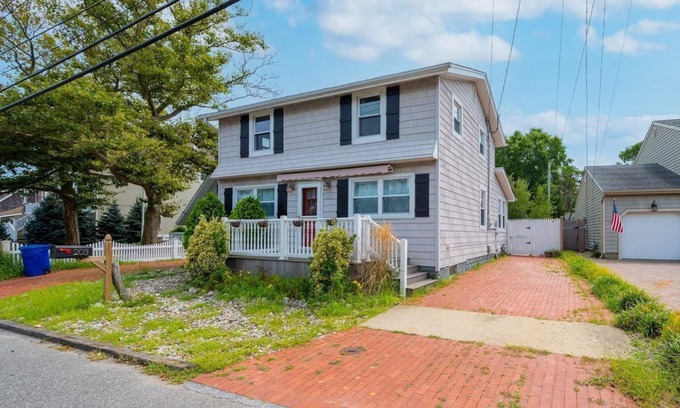 Avon Maison | Entire House w private yard/stone fire pit in Bay Head beach