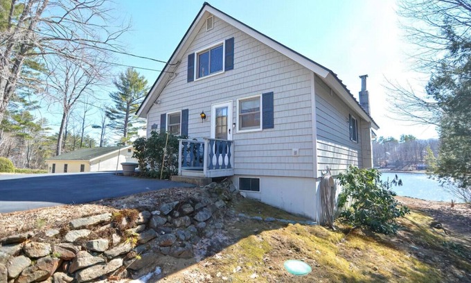 Gilmanton Maison | Entire Lakefront Home with Dock on Sawyer Lake