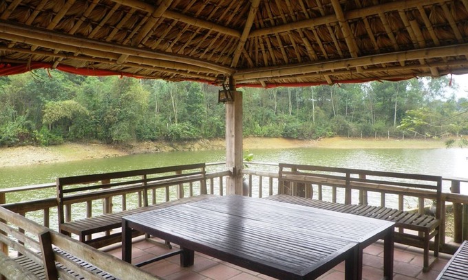 Bai Lang Maison | Maison au bord du lac dans la campagne de Hanoi: maison privée avec des installations de villégiature