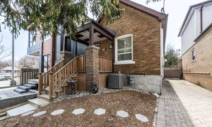 Woodbine Heights Maison | Entire main floor of a cozy bungalow with easy access to downtown Toronto
