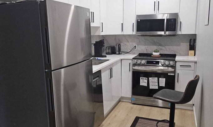 Southwest Edmonton Maison | Entire Place - Stylish 3-Br | Comfort Await! + Gym. No pets please.