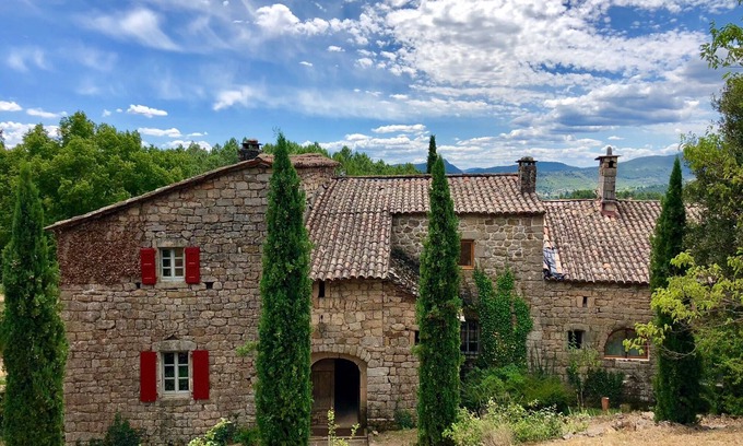 Payzac Maison | Prieuré entier, 12 pers., piscine privée au coeur de l'Ardèche bucolique