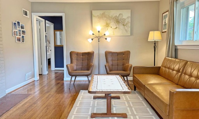 Arlington Maison | Entire Private 3 Bedrooms 1 Bathroom Single House with Fenced Garden