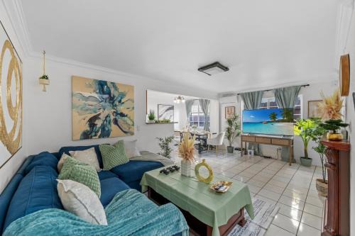 Lincoln Acres Maison | Entire Private 4-Bedroom w Garage & Gated Yard, Near San Diego Gaslamp, Beach, Available Now