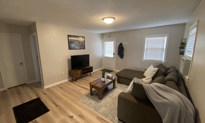 Maryville Maison | Entire residential home-walking distance to NWMSU