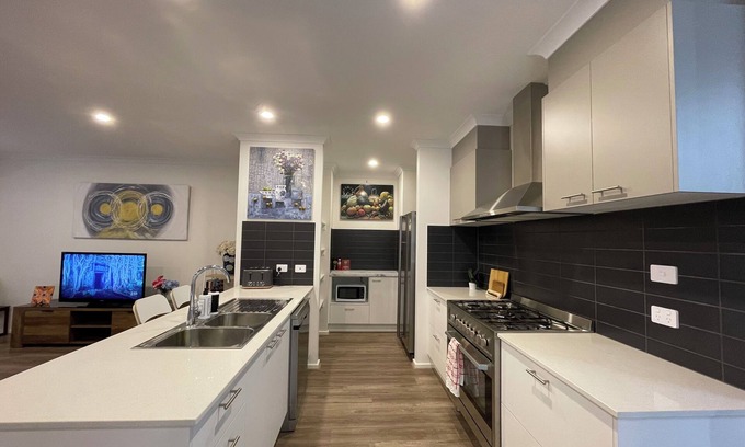 Wallan Maison | Entire Spacious Modern 5 bedroom Family friendly home in Wallan