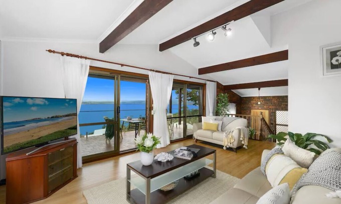 Lake Heights Maison | Entire spectacular lake and ocean view holiday house