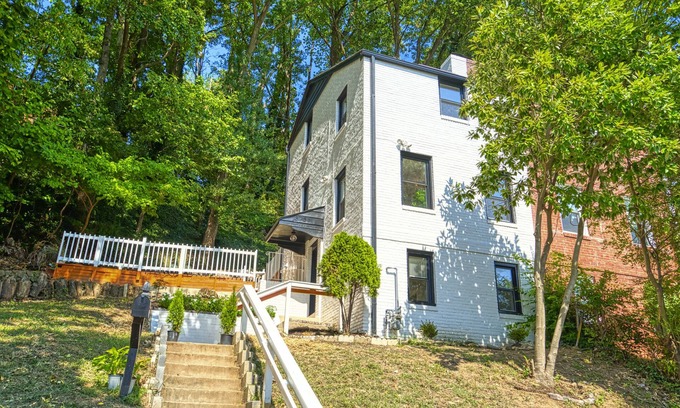 Nauck Maison | Entire Townhouse In Arlington | Free Parking