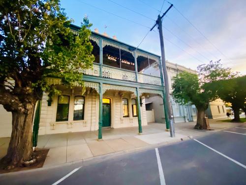 Echuca Appartement | Entire Townhouse in Heart of Echuca's Port CBD - Treehouse Hideouts - 15 guest capacity
