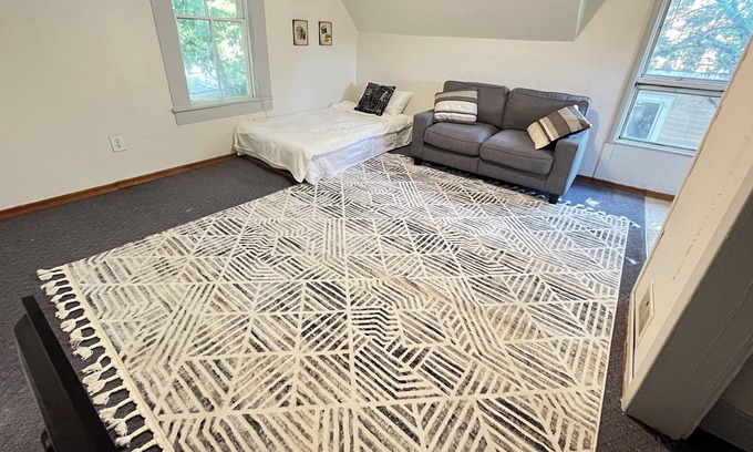 Pullman Maison | Entire unit in downtown Pullman. Steps away from restaurants and bars