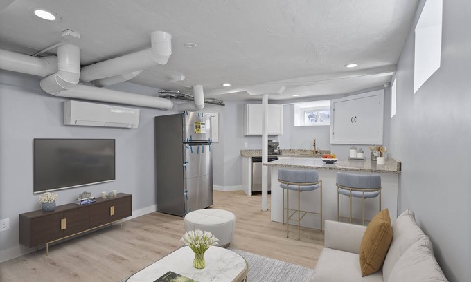 Lynn Appartement | (ENTIRE UNIT)Swampscott Apt, Lots Of Natural Light, 20 mins To Swampscott Beach