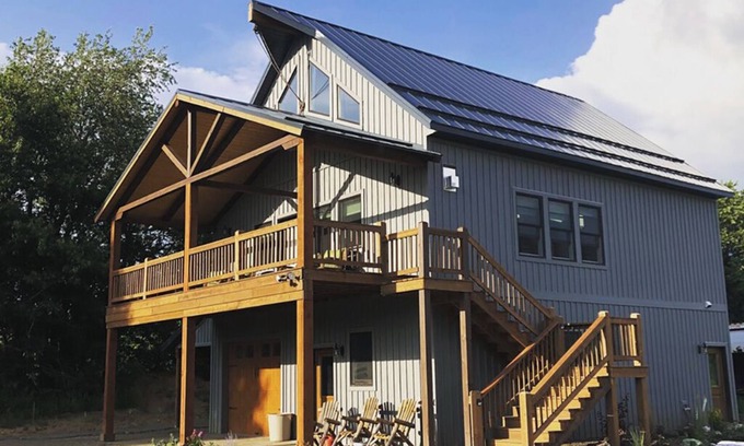 Chippewa Falls Autre | Envisage Retreat: Cozy 2nd-Floor 'Coach House' Lodge for Serenity & Rejuvenation