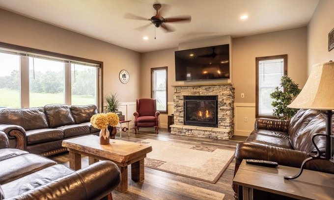 Wisconsin Dells Maison | Epic 6BR w/Movie Theater + Goats + Dock Access