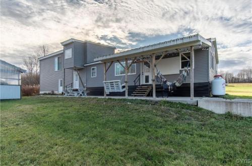 Lorraine Maison | Epic Snowmobile Loft House!