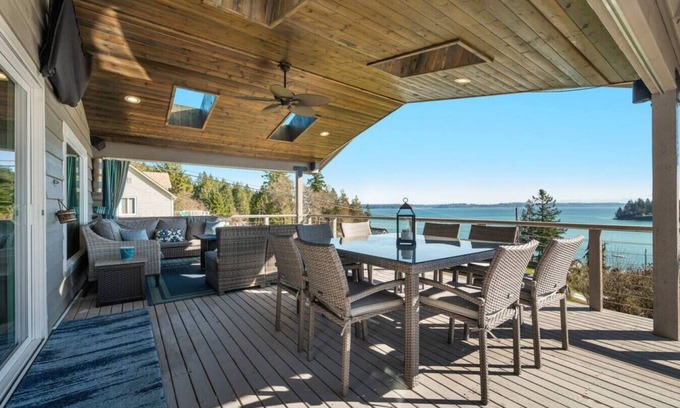 Home Maison | Epic Views: Hot Tub, 3BR/3BA, Sleeps10, Remote Retreat!