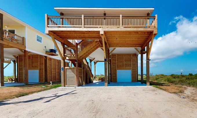 Gilchrist Maison | Escape | Bay Views | Family Retreat | Dog Friendly