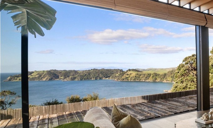 Waiheke Island Maison | ESCAPE ON BELLE - Coast & Country