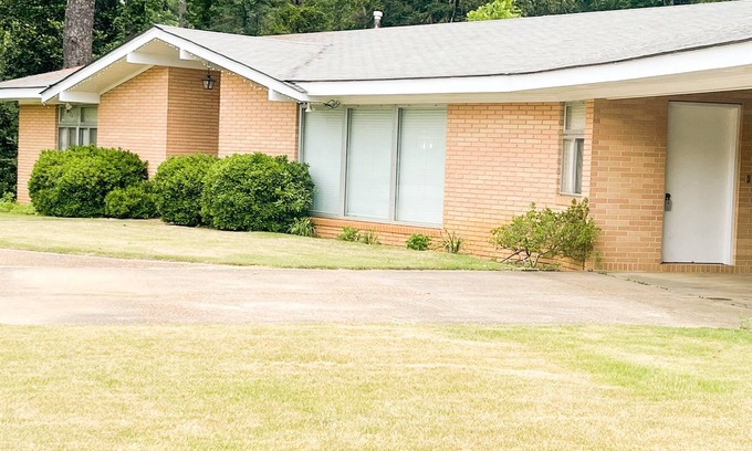 De Kalb Maison | Escape: Relaxing 3-BR Home near Meridian & Casinos. Spacious, Glassed-in Patio