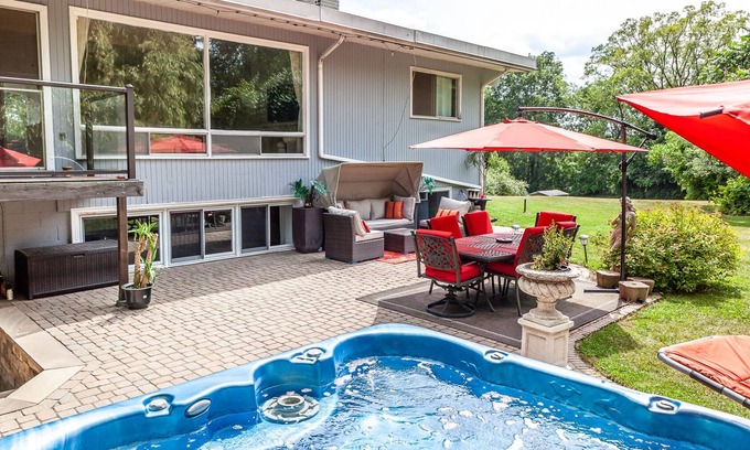 Hamilton Maison | Escape the city and relax in residential but wild house surrounded by nature