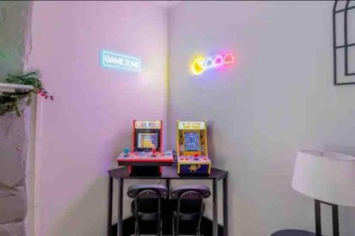 Peachtree Corners Appartement | Escape the City w/King Bed, Arcade Games & Firepit