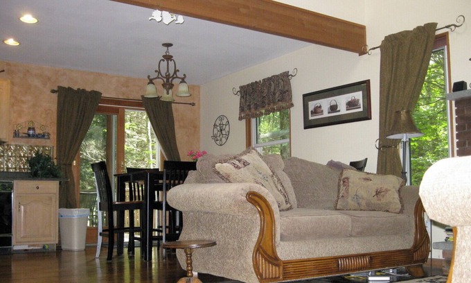 Bushkill Maison | Échappez-vous dans un BELLE Isolé, Streamfront w / HOT TUB
