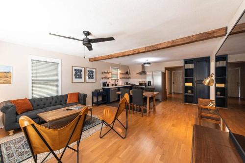 East Riverside Maison | Escape to a Restored 1920s East Waco Bungalow