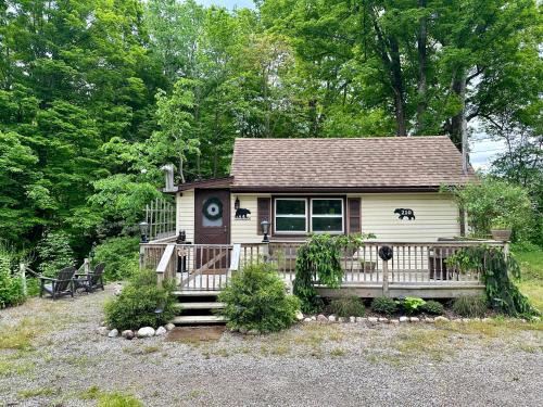 Wurtsboro Maison | Escape to a Streamside Cabin in the Lower Catskills
