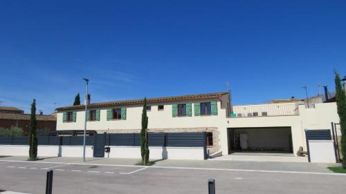 Avinyonet de Puigventos Maison | Escape to a Spacious Retreat with Jacuzzi & BBQ