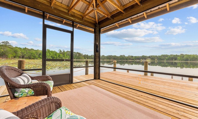 Hawthorne Maison | Escape to Lakeside Serenity :Your perfect getaway enjoy the lake
