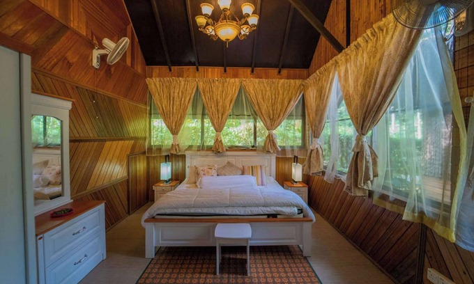 Kampung Ulu Dong Chalet De Ski | Escape to Nature Cozy Terrace Room by the River