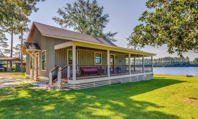 Harold Cottage | Escape to Nature: Lakefront Jay Cottage w/ Views!