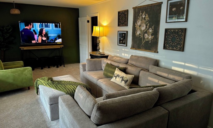 Jones County Maison | Escape to Retro Luxe, where vintage charm meets modern luxury.