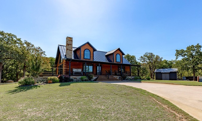 Muenster Cabine | Escape to Southern Comfort with this Stylish and Relaxing Space