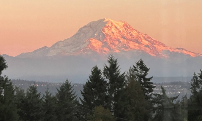 Edgewood Maison | "Escape to the EDGEVUE Loft with a Mt. Rainier view & Private putting Green!"
