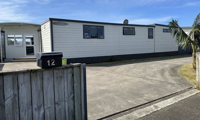 Waihi Beach Cabine | Escape to the idyllic shores of Waihi Beach.
