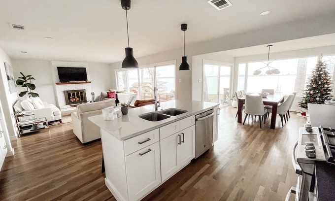 Gun Barrel City Maison | Escape to the Lake - Waterfront bungalow w firepit & amazing views