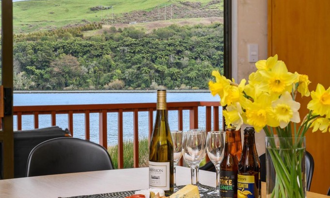 Okere Falls Maison | Escape to the Lake - Lake Rotoiti Bach