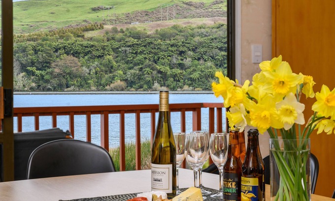Okere Falls Maison | Escape to the Lake - Lake Rotoiti Bach