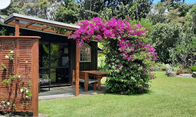 Hikuai Appartement | Escape to the mountains at Sleeping Giant B&B, Pauanui/Tairua area.
