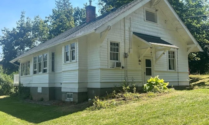 Salmon Arm Maison | Escape to the Shuswap and experience the charm of our heritage cottage rental.